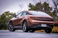 新型「クラウン」は取りまわしのしやすさにも十分に配慮しており、最小回転半径は5.4mをキープしている。（写真：花村英典）