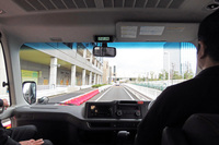 メガウェブの構内コースを使った試乗の様子。窓側の席に座ったところ、窓のふちにヒジを置ける空間ができたことや、従来モデルから高められた静粛性などが印象的だった。