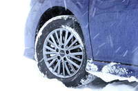 足元には「モデューロ」のロゴがあしらわれたオリジナルのホイールキャップが備わる。