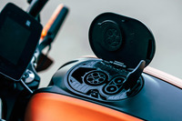 通常のバイクでは給油口のある場所に、バッテリーの充電口が。