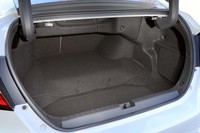 床面はフラットではないものの、荷室は512リッターもの大容量を確保。トランクスルー機構も備わっている。