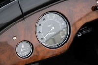 助手席前方には速度計と燃料系がレイアウトされる。速度計のフルスケールは100mph（約160km/h）だが、燃料噴射系などに改良を受けたコンティニュエーションモデルの場合は、最高速が180km/h以上に達するという。