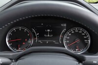 メーターパネルは安心と信頼の2眼式。中央のマルチインフォメーションディスプレイは7インチの大画面だ。