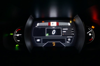 走行モードによってメーターのデザインが変化する「トロフィー」。写真は「Race」モード選択時のもの。