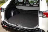 荷室容量は490リッターと、580リッターだった「RAV4」より90リッター減少。バッテリーや充電システムの搭載により、高さと奥行きが縮小している。