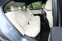 リアシートは4：2：4の3分割可倒式。オプションでリアエンターテインメントシステムも用意されている。