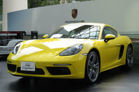 水平対向4気筒ターボエンジンを搭載するMRポルシェである「718ケイマン」は、2016年7月に国内で初公開された。当時の価格は、エントリーモデル「ケイマン」の6段MTが619万円、7段PDKが671万4000円。高性能バージョン「ケイマンS」の6段MTが813万円、7段PDKが865万4000円だった。