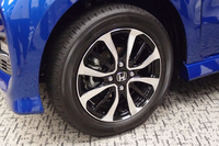 足元の仕様は、標準車がスチールホイールとフルホイールキャップの組み合わせ。「カスタム」は、自然吸気モデルには14インチの、ターボモデルには15インチのアルミホイールが装着される。