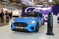 ひっそりと、ほんとに隠れるようにこっそり展示されていた「フォード・マスタング マッハE」。今回、フォードは乗用車のブースを出展しなかった。