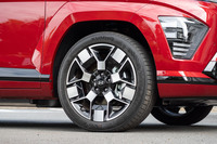 「ラウンジ」「ラウンジ ツートン」のタイヤ＆ホイールは19インチ（他グレードは17インチ）。この試乗車はクムホのスポーツタイヤ「エクスタPS71」を履いていた。