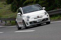 webCGが公道試乗に選んだクルマは、イタリアのホットハッチ「アバルト595C」。……記者としては大好きな一台だが、浅学の徒がタイヤの快適性や静粛性を観察するには、ちょっと不向きなクルマだった。