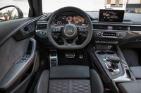 フラットボトムの「RSマルチファンクション スポーツレザーステアリングホイール」や、カーボン調のパネル類が、スポーティーなコックピットを演出する。