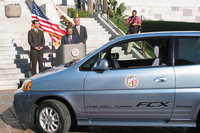 2002年12月2日に行われた「ホンダFCX」の納車式の様子。ホンダは同日、日本の首相官邸にもFCXを納車。2003年にはいち早く、民間企業の岩谷産業にも同車を納車している。