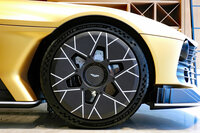 F1ドライバーの理想を実現！ アストンマーティンが限定モデル「ヴァリアント」を日本初公開の画像