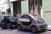 ミラノ屈指の高級ブティック街、モンテナポレオーネ通りで。左後方には同じクアドリサイクルの「ルノー・トゥイジー」が見える。2023年6月。