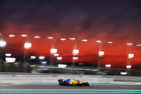 今年大躍進し、3強に次ぐコンストラクターズランキング4位に終わったマクラーレン。その原動力のひとつが、若くて速い2人のドライバーだったことは言うまでもない。チームメイト同士の予選成績、10勝10敗のイーブンで迎えた最終戦では、新人ランド・ノリス（写真）が5年目のカルロス・サインツJr.を上回るグリッドを獲得し勝ち越し。レースでは、最後にセルジオ・ペレスの猛攻に屈したノリスが8位、2ストップのサインツJr.は10位でチェッカードフラッグ。この結果、サインツJr.は3強6人の一角を食うドライバーズランキング6位でシーズンを終了。ノリスもルーキーイヤーをランキング11位で終えることができた。（Photo=McLaren）