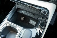 「おくだけ充電」の下にはUSBタイプAとタイプCのポートが隠されている。