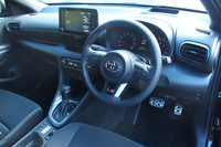 「GRヤリスRS」のインストゥルメントパネル。標準車「ヤリス」のデザインに準じており、専用ステアリングホイールなどは装着されるものの、特にスパルタンな演出はない。そもそもRSは、WRCのホモロゲーション（連続した12カ月間に2500台以上の生産が条件）を取得するために開発された、ラリー参戦のためのベースモデルだといわれている。