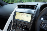 センターディスプレイのサイズは10インチ。その上にあるエアコン吹き出し口はエンジン音とともに立ち上がる仕掛け。