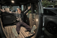 荷物を積むだけでなく、足を伸ばしてくつろげるように工夫された「ふらっとテラス」も「N-BOXジョイ」のセリングポイント。2列目シートの背面には、倒した際にフレームの凹凸を感じさせないためのプレートが入っており、快適な座り心地も実現している。