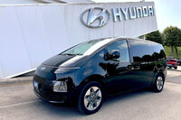 「ヒョンデ・スターリア」。全長✕全幅✕全高＝5235✕1997✕1990mm。「トヨタ・アルファード」と比較しても、長く幅広く高い。イタリア仕様のエンジンは、2009年以来ヒョンデ／キア車に搭載されてきた2.2リッター直列4気筒ターボディーゼル（177HP）のみ。