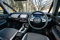 広々とした視界が特徴のインテリア。「クロスター」の内装色はブラック×グレーで、助手席側のダッシュボードにははっ水ファブリックのソフトパッドが用いられている。