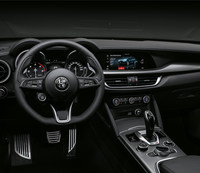 「ステルヴィオ」のインストゥルメントパネルまわり。