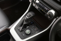 変速機はトヨタのハイブリッド車ではおなじみの電気式CVT。6段の疑似マニュアル変速機構が備わっている。