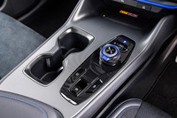 「e-TNGA」モデル専用のダイヤル式となるシフトセレクターにもブルーのアクセントカラーが用いられている。センターコンソールには「RZ450e“Fスポーツ パフォーマンス”」専用のマイクロジオメトリックパターンフィルムが貼られる。