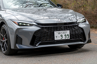 左右のヘッドランプ間にスリットが設けられ、もはやスピンドルとは呼べないグリル形状に。これに伴い、グリル内にあったレクサスエンブレムがボディー側に移されている。