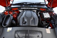 フロントに縦置きされる2リッター直4ターボエンジン。1800rpmで400N・mもの最大トルクを発生する。