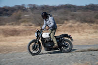 走行モードセレクターは、2019年モデルからの新機能。標準となる「ロード」のほか、「レイン」と「オフロード」が選択できる。