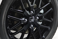 ホンダが「N-BOX」に電動駐車ブレーキを採用　黒いアクセントが目を引く特別仕様車も登場の画像