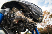 フロントカウルの内側に収まる、アッカーマン・ジオメトリーを実現するための複雑なリンク機構。内外輪差が生まれるフロント2輪を常に旋回方向へ向かせ、より自然な操舵フィールとリーン特性を実現している。