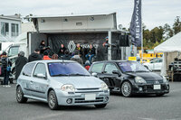 イベントステージの前にはユニークなクルマの姿も。写真向かって左は、初めて「R.S.」の名を冠した2代目「ルーテシア」のスポーツモデル「R.S. 2.0」。同右は、リアシートを撤去して3リッターV6エンジンをミドシップ搭載（！）した「ルーテシアR.S. V6」。