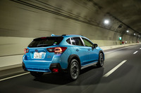 マイルドハイブリッドのパワートレインが搭載される「XVアドバンス」の燃費値は、JC08モードが19.2km/リッター、WLTCモードが15.0km/リッター。これらは計算上、1.6リッターエンジン車の約2割増しの数値となる。