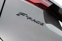 ジャガー初のSUV「Fペース」は2016年にデビュー。最新型となる2021年モデルは2021年2月に国内導入が発表された。