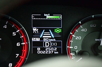 アイサイトのシステム作動状況や警告表示は、メーター内のディスプレイに表示される。