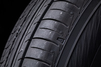 一つひとつのブロックの大きさを限界まで小さく、さらに5種類の大きさのブロックを織り交ぜ、タイヤが地面に接地する際に発生するノイズの低減を実現。ショルダーの形状はゼロから新設計されたもので、滑らかな接地形状を目指したという。