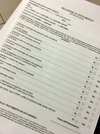 健康状態の自己申告書。問題がない項目は、「いいえ」のほうにチェックを入れていく。