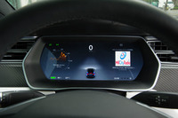 メーターパネルはフル液晶タイプ。画面中央には、カメラやセンサーなどで検知した、先行車や道路の白線など、自車の周囲の交通状況が表示される。