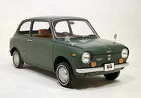 1969年8月に登場した「スバルR-2デラックス」。基本レイアウトは「360」から踏襲するが設計は一新された。「フィアット600」にも通じる愛らしいスタイリングを持つが、若者指向の時流に合わせてキャッチフレーズはいささか不似合いな「ハードミニ」だった。