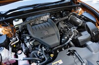 単体で最高出力272PSを発生する2.4リッター直4直噴ターボエンジン。小さなエンジンカバーには「TURBO」ロゴが刻まれている。