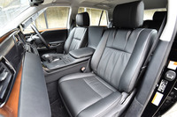 
	シート表皮は、100％ウールのファブリックが標準。オプションで「極美革」を用いた本革仕立て（写真）に変えられる。
	