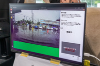 「赤いパイロンに進むと1人が事故にあい、黄色いパイロンに進むと2人が事故にあいます。どうすればいいですか？」という問いかけを自動運転システムにすると、AIが状況を判断し結論を出す。ただ、答えは毎回変わるという。