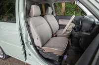 コンビネーションカラーのフルファブリックシート。最上級グレード「G“SA III”」のフロントシートはパイピング付きとなるほか、運転席、助手席ともにシートヒーターが装備される。