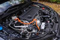 新型「プレリュード」のパワーユニットは、アトキンソンサイクルの2リッター直4直噴エンジンに2モーター内蔵のCVTを組み合わせたハイブリッドシステム「e：HEV」のみの設定。エンジンは単体で最高出力141PS、モーターは単体で同184PSを発生する。