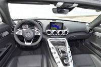 インテリアはフルレザー仕様（ナッパレザー）となる。「AMGカーボンインテリアトリムパッケージ」も標準で備わる。