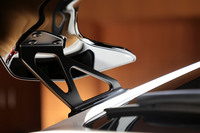 リアウイングにはアルミダイカスト製のステーを採用。剛性に優れるだけでなく、ウイングまわりの視覚的な質感向上にも一役買っている。