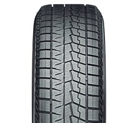 トレッドは同社のスタッドレス史上最大の接地面積と溝エッジ量を実現。専用コンパウンドのウルトラ吸水ゴムの採用などで全方位の性能向上が図られている。